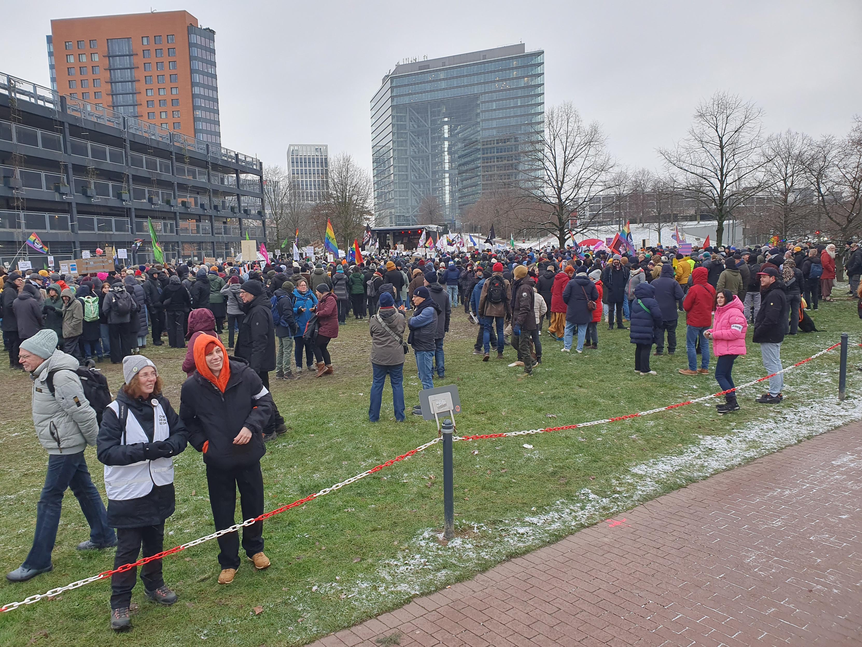 Ein Photo des Platzes mit vielen bunten Menschen, Einige unterhalten sich, Manche suchen bekannte Gesichter Andere stehen einfach da und lassen die Szene auf sich wirken