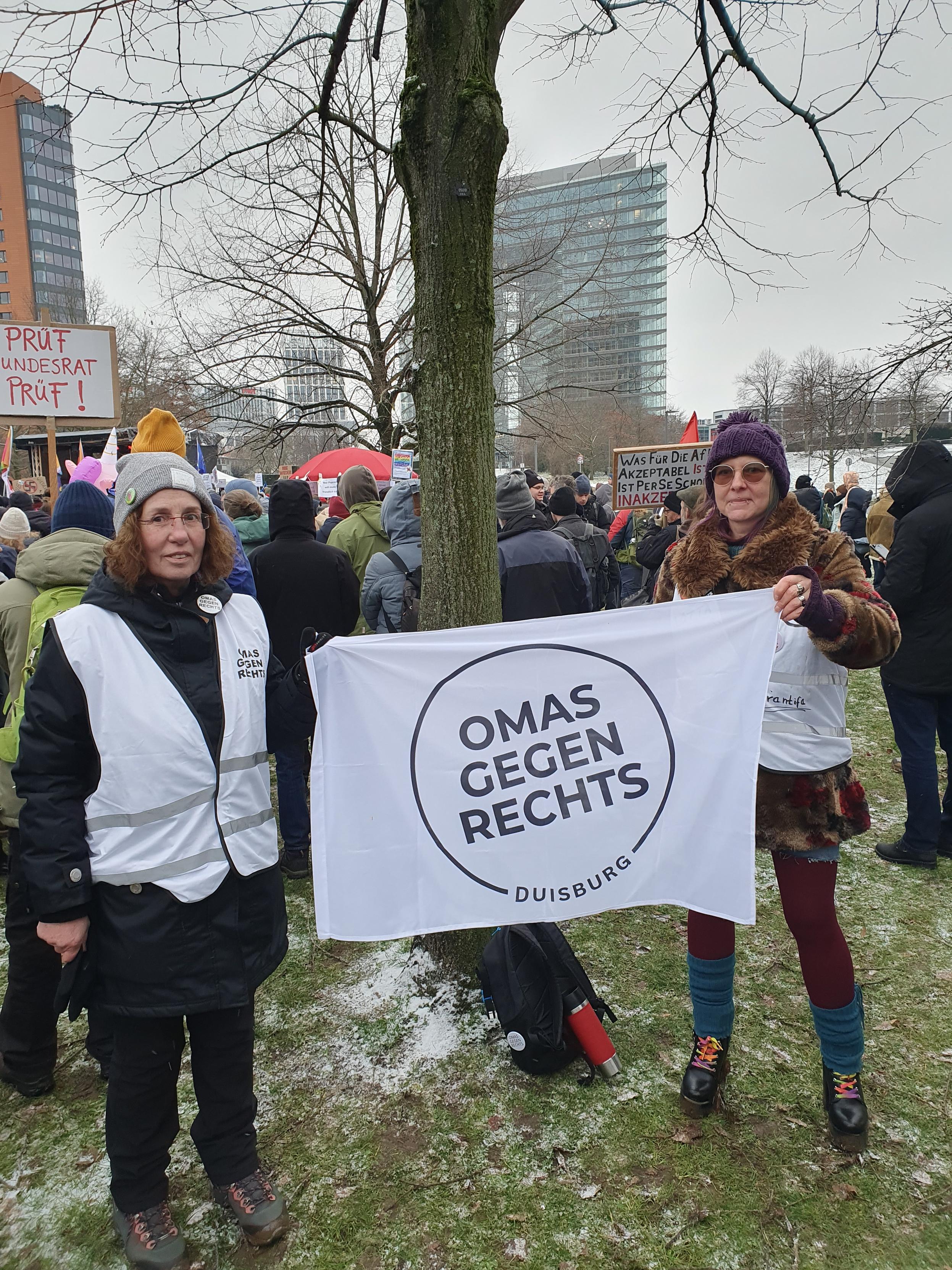 Zwei Duisburger Omas halten ihre Fahne
